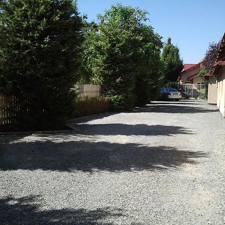 Jr Motel Отопени Экстерьер фото